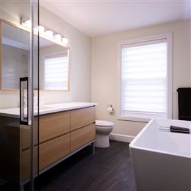 Rénovation de salle de bain avec meuble en chêne blanc - Créations-folie-bois