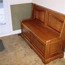 Banquette en merisier pour vestibule. Maison à Mont-St-Hilaire.